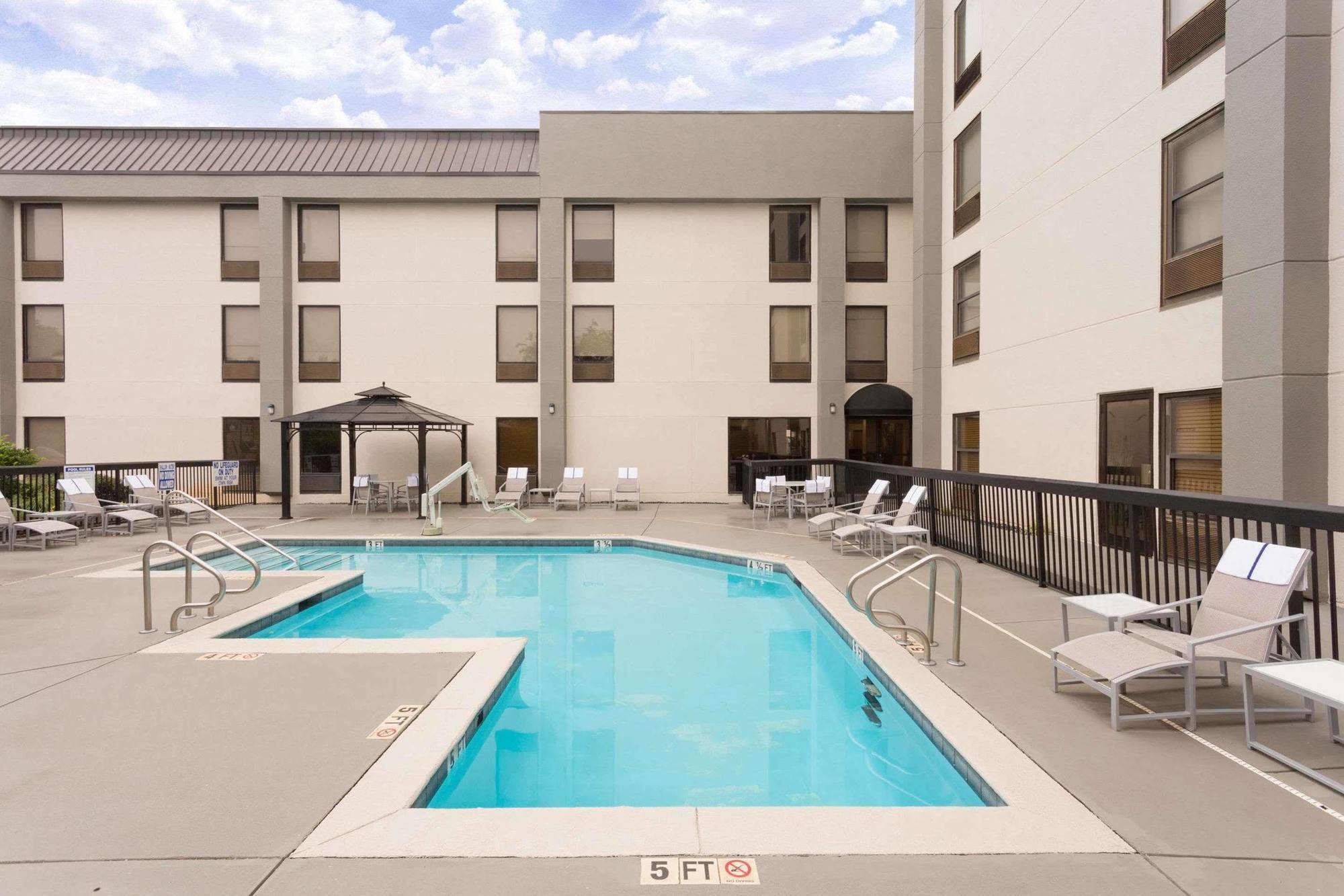 Wyndham Garden Greenville / Spartanburg Airport エクステリア 写真